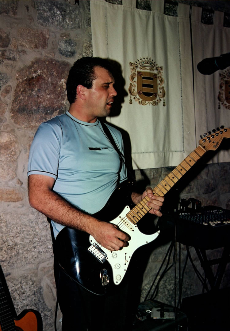 J. Aguiar com guitarra